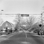 166547 Gezicht op de spoorwegovergang in de Van Weerden Poelmanweg / Soesterbergsestraat te Soestduinen (gemeente ...